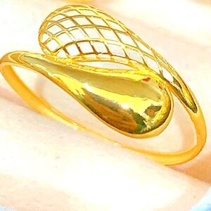 18k Saudi Gold Teardrop Ring Size 8 Only Real Gold Pawnable Lightweight